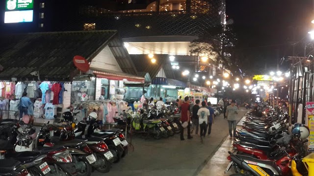 Rincome night market