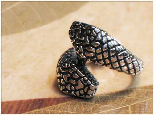 cincin tengkorak romancouple