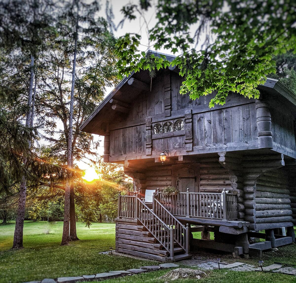 Solvang Inn - Best Pet-Friendly Treehouse Rental in Poconos
