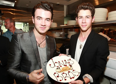 https://lh6.googleusercontent.com/-D4prctR9ja8/TWvY4H3qGqI/AAAAAAAAGd4/RO8oxL8pDTE/s1600/kevin-jonas-nick-danielle-golf-classic-07.jpg