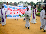 Les Chrétiens de la paroisse « Bienheureuse Anuarite» en pleine marche pacifique contre la balkanisation se dirigent vers la Cathédrale Notre Dame du Très Saint Rosaire pour assister à une messe en faveur de la paix dans l'est de la RDC. Radio Okapi/Ph. Aliana Alipanagama