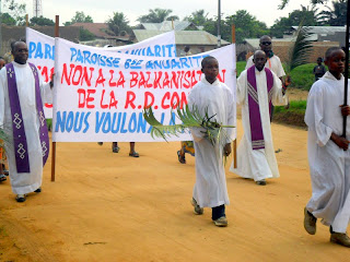 Les Chrétiens de la paroisse « Bienheureuse Anuarite» en pleine marche pacifique contre la balkanisation se dirigent vers la Cathédrale Notre Dame du Très Saint Rosaire pour  assister à une messe en faveur de la paix dans l’est de la RDC. Radio Okapi/Ph. Aliana Alipanagama