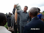 Le gouverneur Jean Bamanisa exibant le "Mboto" sur les chutes Wagenia à Kisangani, lors de la célébration de la journée nationale du poisson. Ph. Dorcas Kanku.