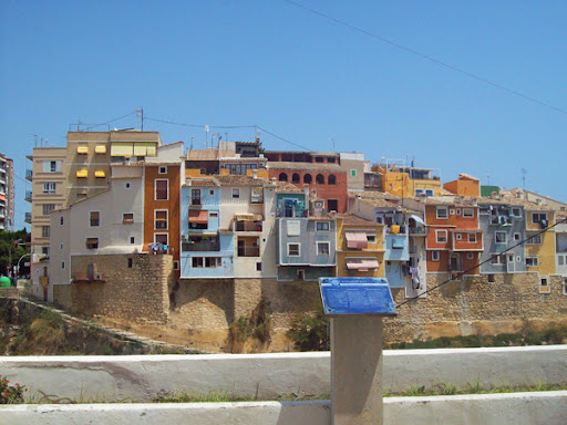 El país que nunca se acaba: Casas colgantes y fachadas de colores en  Villajoyosa (agosto de 2011)