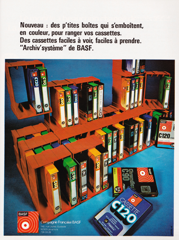 Publicité vintage : Nouveau : des p'tites boîtes qui s’emboîtent, en couleur, pour ranger vos cassettes.  - Pour vous Madame, pour vous Monsieur, des publicités, illustrations et rédactionnels choisis avec amour dans des publications des années 50, 60 et 70. Popcards Factory vous offre des divertissements de qualité. Vous pouvez également nous retrouver sur www.popcards.fr et www.filmfix.fr
