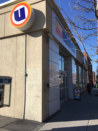 Uniprix P. Lapointe, N. Sévigny et F. Martineau (Pharmacie affiliée)
