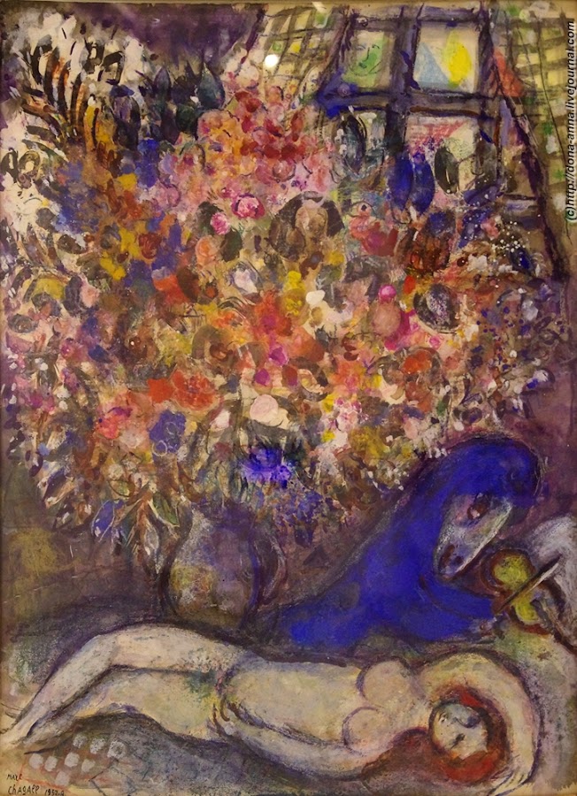 Шагал любовники. Шагал в ГМИИ. Тель-Авивский музей изобразительных искусств картины. Шагал женщина с букетом.