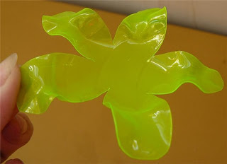 طريقة تحويل زجاجة بلاستيكية الى زهور لطيفة للتزيين Flo5