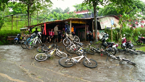 Hujan semakin deras dan kami melewati warung yang terletak di kawasan wisata Coban Rais. Istirahat dulu deh sambil mengisi perut untuk jam makan siang. Menu : Teh hangat, mie instan, bakso, dan gorengan :D