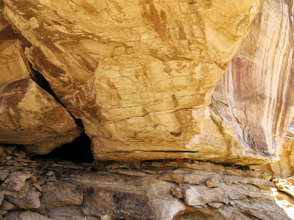 Small entrance to the shelter (left) and the rock art panel (right)