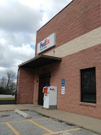 Shipping and Mailing Service «FedEx Ship Center», reviews and photos, 505 Farmbrook Ln, York, PA 17406, USA