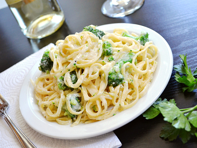 Top view of broccoli fettuccine alfredo on plate 