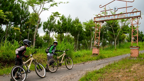 Kami akan menuju Kraton Gunung Kawi. Terlihat dalam gambar, ada gapura wana wisata Kraton Gunung Kawi yang menyambut kedatangan kami.