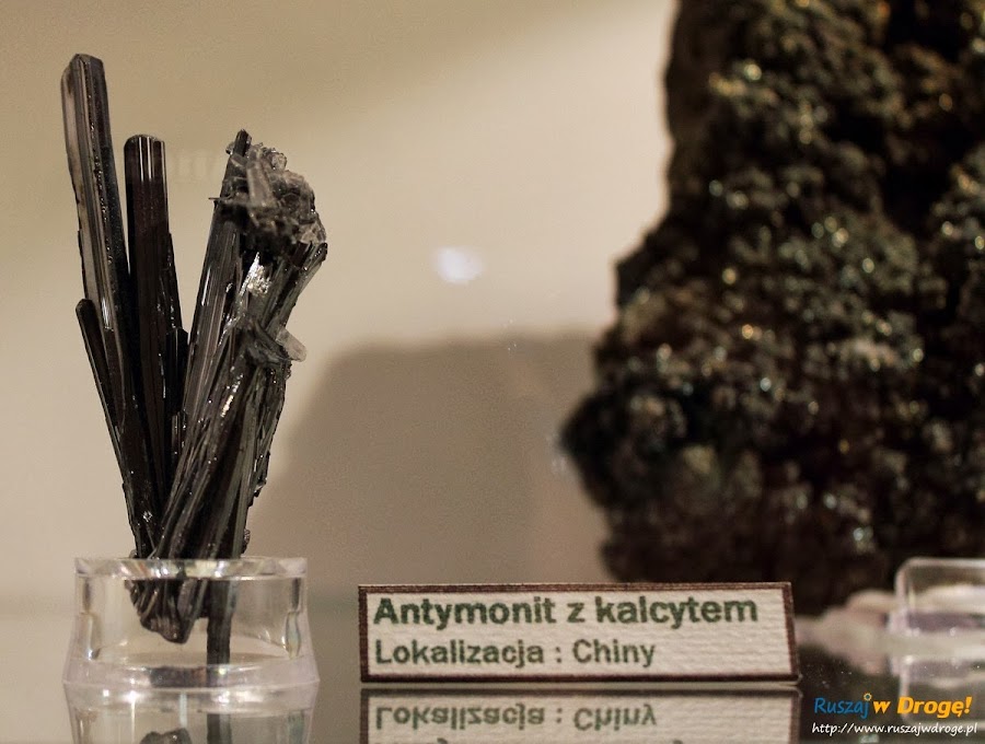 Muzeum Minerałów w Świętej Katarzynie - kamień antymonit z kalcytem