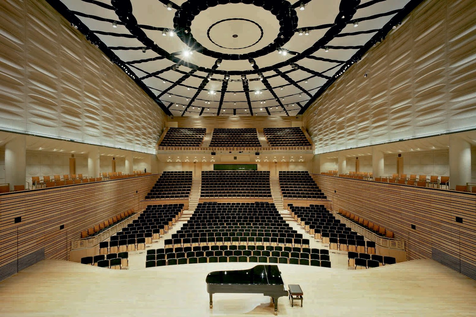 Какие есть концертные залы. Концертный зал в Нью Йорке. Концертный зал Concert Hall. Tbilisi Concert Hall зал. Интерьер концертного зала современный.