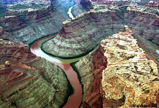 نقطة إلتقاء الانهار Colorado-River-and-Green-River-confluence-canyonlands-national-park-utah
