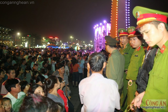 Lực lượng công an được huy động bảo vệ Lễ khai trương du lịch Cửa Lò. Ảnh: Bình Minh 