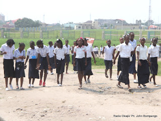 Des élèves de 6ème primaire de Kinshasa le 08/06/2012, sur une des avenues de la commune de limete, après le Test national de fin d'études primaires (Tenafep). Radio Okapi/ Ph. John Bompengo