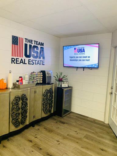 RE/MAX Executives - The Team USA Real Estate logo