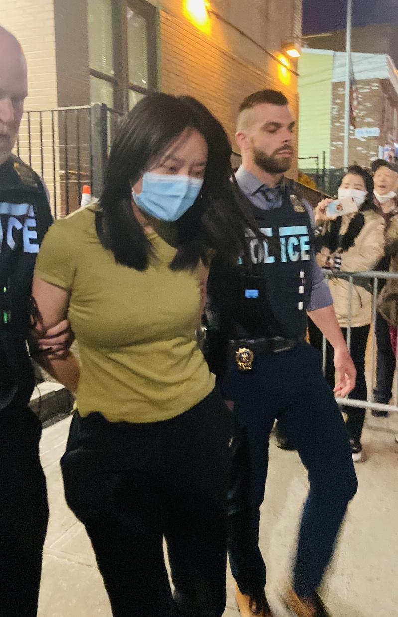 嫌犯張曉寧被押出109分局。(記者鄭怡嫣/攝影)