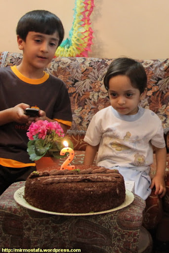 من و محمدجواد با یک شمع جدید و کیک تولد عمو علی!