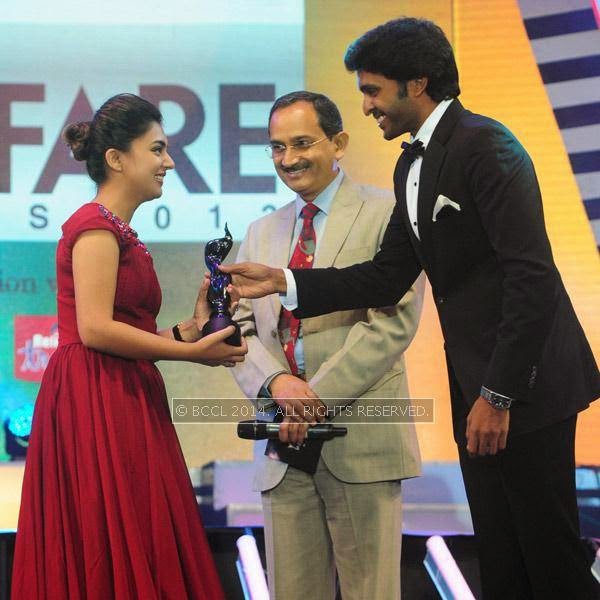 Vikram Prabhu and Idea Cellular MD Himanshu Kampania present Best Debut Award (Female) to Nazriya Nazim for the film 'Neram' during the 61st Idea Filmfare Awards South, held at Jawaharlal Nehru Stadium in Chennai, on July 12, 2014.