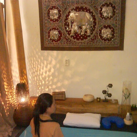 Noppakoaw Therapie Massage. En Thaise Traditionele Massage. logo