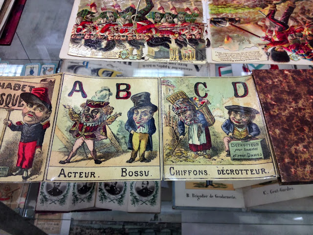 This case had several wonderful old French illustrated story books.