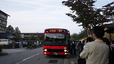 湯乃鷺温泉と臨時駐車場を往復するバス