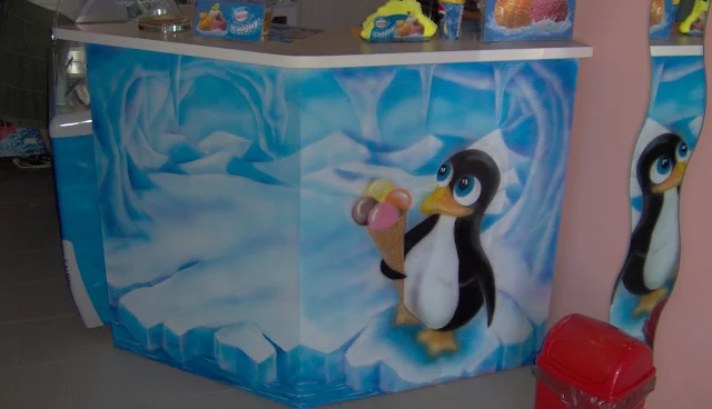 malowidło dużego obrazu na ścianie przedstawiającego pingwina, mural ścienny 3D