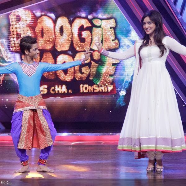 Neha Sharma performs with a participant during the promotion of her movie Youngistan on the sets of the dance reality show Boogie Woogie Kids Championship, in Mumbai. (Pic: Viral Bhayani)