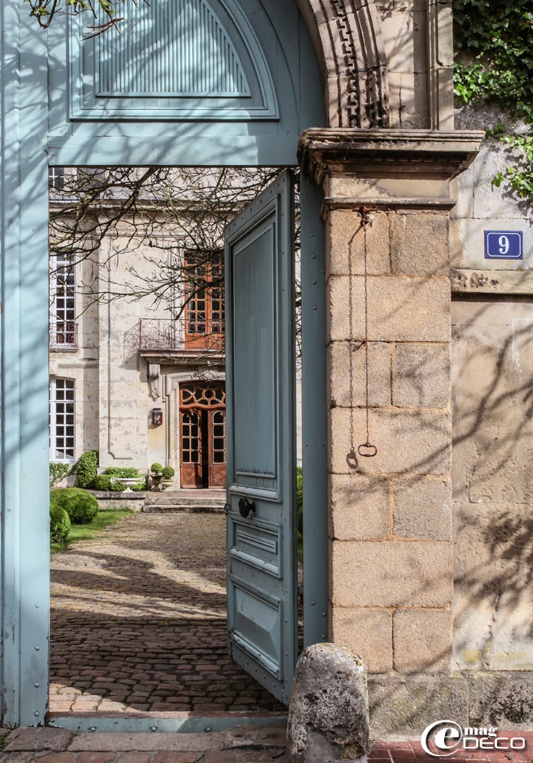 Le grand portail de l’Hôtel des Tailles, maison d'hôtes à Mortagne-au-Perche