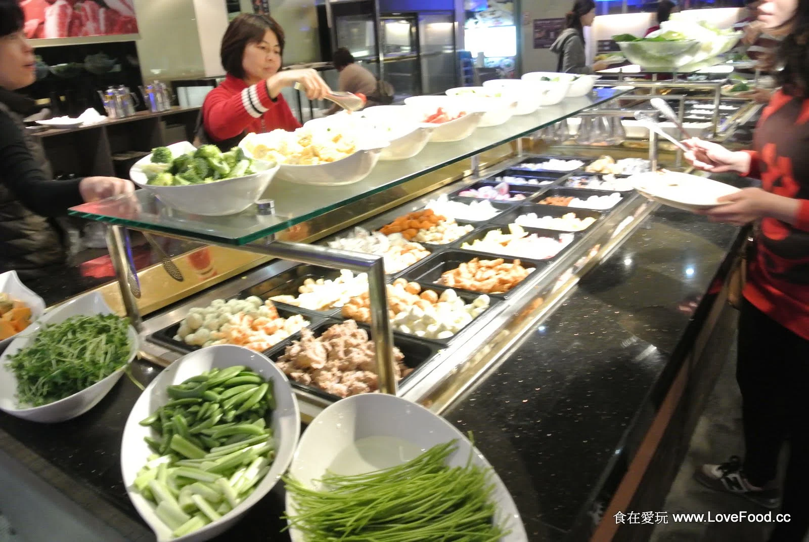 豐富火鍋食材在個人鍋中滾煮景象