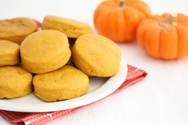 photo of a plate of pumpkin biscuits