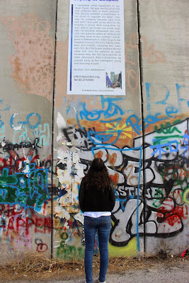 Kathia devant le mur