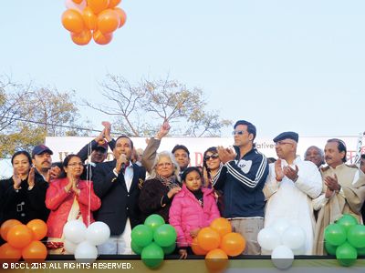 Akshay Kumar flagged off the 4th edition of Jaipur marathon with Bina Kak and Kajal Aggarwal, held in the city.
