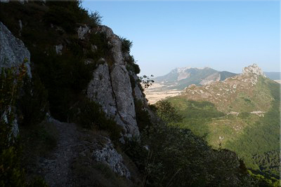 Primer plano de Peñalta, la sierra de Toloño al fondo