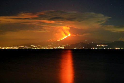 I più pericolosi vulcani del mondo si stanno risvegliando Eruzione_Etna_13_01_2011_C_81241