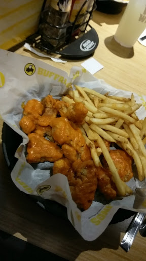 Chicken Wings Restaurant «Buffalo Wild Wings», reviews and photos, 301 St Andrews Dr, Mankato, MN 56001, USA