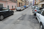 Em qualquer rua da cidade se encontram remendos ou buracos