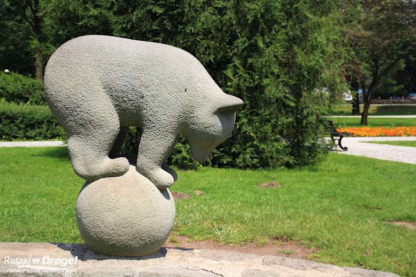 Park miejski w Wiśle - pomnik niedźwiadka