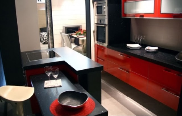 LOVIK COCINA MODERNA. Tienda de muebles de cocina desde 1968. Tu cocina al  mejor precio. 913684316: Cocina roja con silestone negro