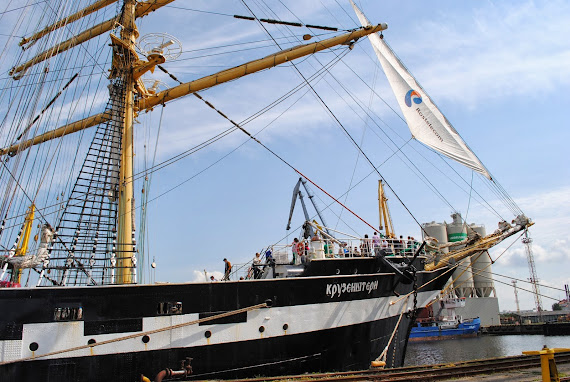 барк Крузенштерн в порту
