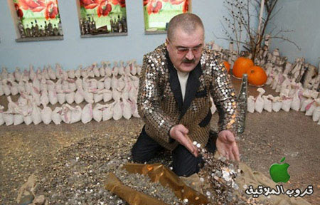 بالصور مليونير روسي يغطي أرض منزله بالنقود‎ Millionaire-31-500x354