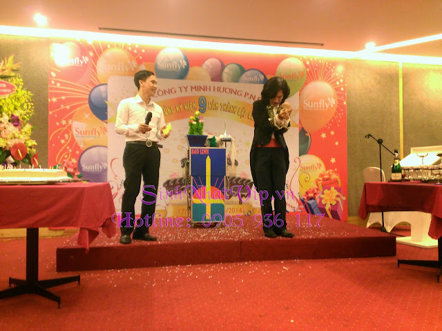 ảo thuật gia biểu diễn trong sinh nhật công ty Minh Hương P&G