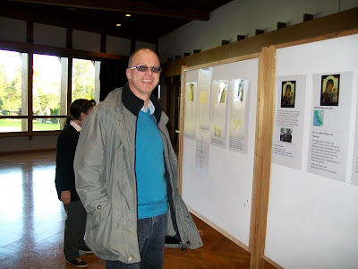 An interested visitor looking at the exposition of the Beth Myriam project to feed the poor width=