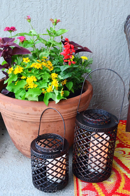 How to Create Outdoor Potted Floral Arrangements from SewWoodsy.com #gardening #diy