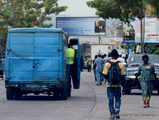 Un élément de la police spéciale de roulage montant brusquement dans un véhicule sur l’avenue du port à Kinshasa, en obligeant au conducteur de s’arrêter. Radio Okapi/ Ph. John Bompengo