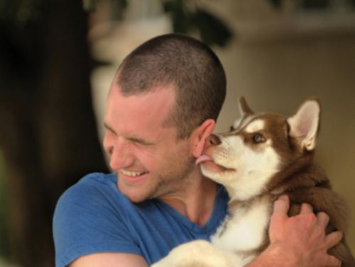 guys pets 15 Afternoon eye candy: Guys with animals! (25 photos)