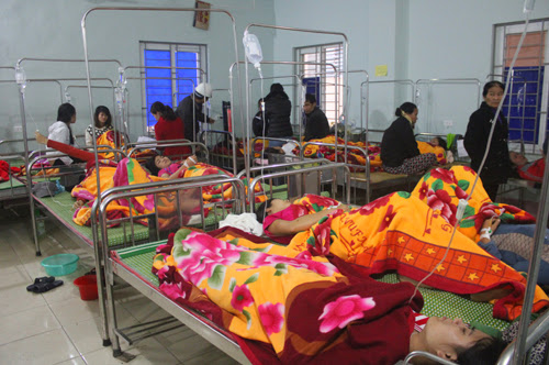 Đến cuối ngày hôm qua đã có 206 công nhân nhà máy may Namsung Vina nhập viện. Ảnh: Hải Bình.